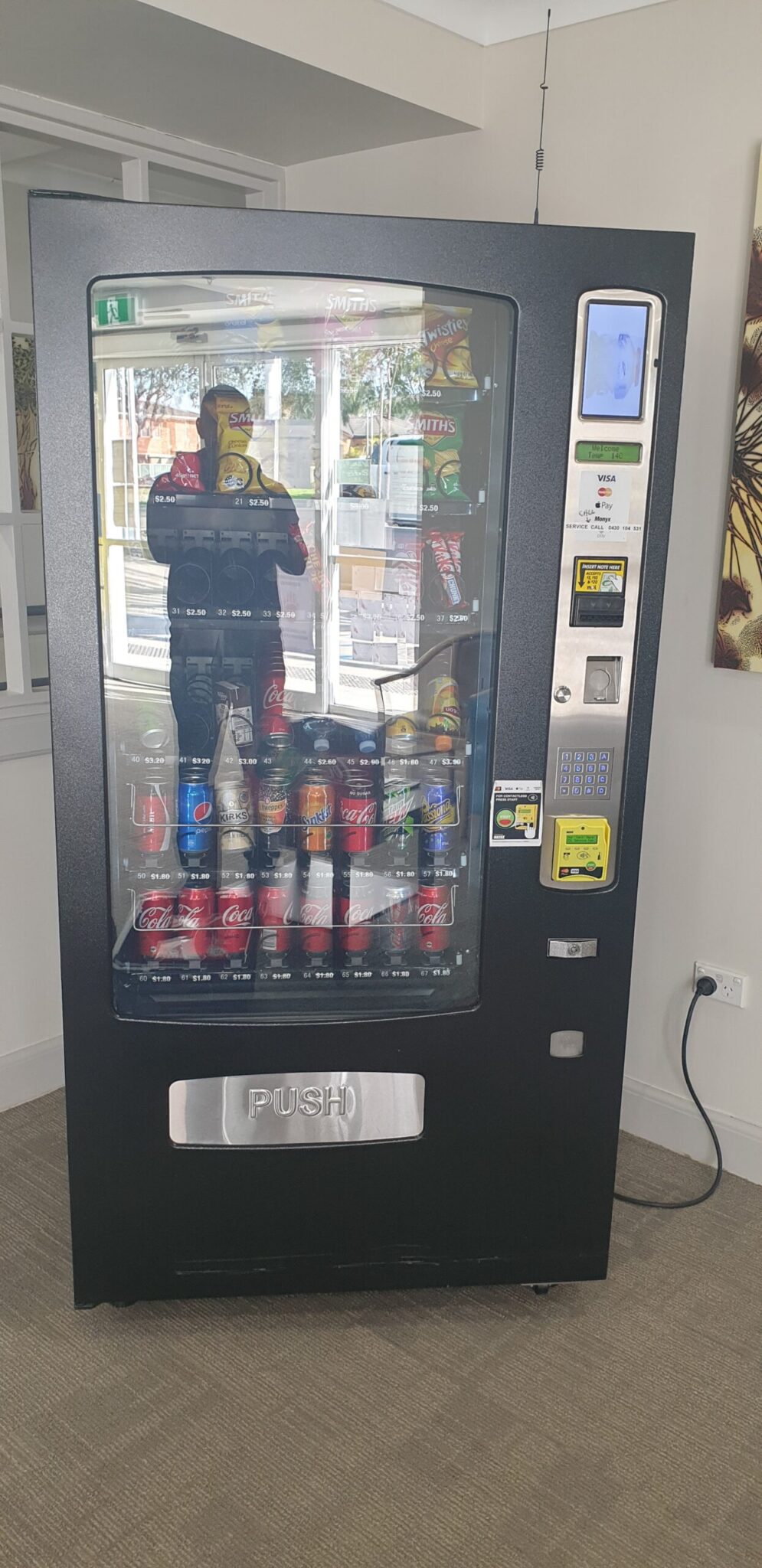 5 AVS Combo 900 Vending Machine – Sited